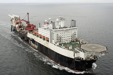 Трубоукладочное судно Solitaire компании Allseas в Балтийском море